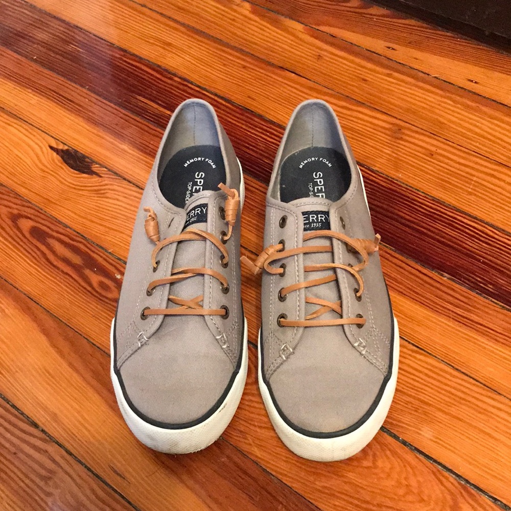 A pair of sperry sneakers size 8